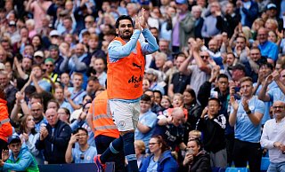 Ilkay Gündogan wird beim Aufwäremne von den Fans gefeiert. - Dave Thompson/AP/dpa