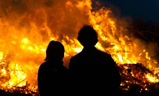 Zeit für Zweisamkeit am wärmenden Osterfeuer in Holsen am Samstagabend. - Gerald Dunkel