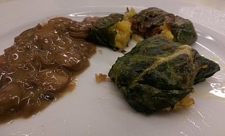 Passend zum Sommer: Die Mangold Polenta Päckchen mit Soße. - Privat