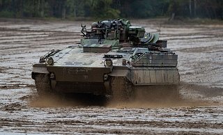 Ein Schützenpanzer der Bundeswehr vom Typ Marder während einer Übung in Niedersachsen. - Philipp Schulze/dpa