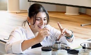 Sanem Arslan, Teilnehmerin des Bielefelder Workshops, stellt mit Freude ihre eigene Naturkosmetik her. - Peter Unger Sanem Arslan, Teilnehmerin des Bielefelder Workshops, stellt mit Freude ihre eigene Naturkosmetik her. - Peter Unger