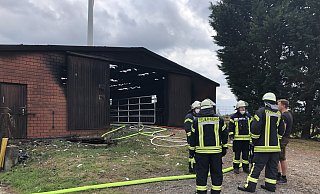 Die Feuerwehr löschte das brennende Dach des großen Stalls zwischen Salzkotten und Paderborn. - Reinhard Peters