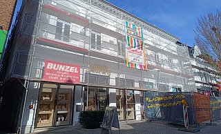Noch verdeckt ein Gerüst die sehenswerte Fassade der Douglas-Filiale in Bünde. Auch innen wird gewerkelt. Schon bald erstrahlt das Haus aber in neuem Glanz. - Sven Hauhart
