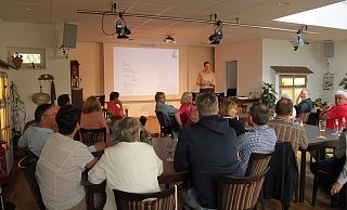 Beteiligung: Rund 25 Bürger wollen sich für den Erhalt des Freibads einsetzen, indem sie Unterschriftenlisten in Bünder Geschäften, Unternehmen und Gaststätten auslegen. - Nora Pfützenreuter