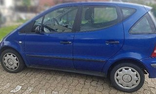 Experten der Bielefelder Spurensicherung suchen die stahlblaue Mercedes A-Klasse derzeit nach Mikro- und DNA-Material ab. - Polizei Bielefeld