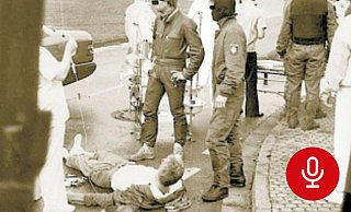 Geiselnahme JVA Brackwede: Das SEK stoppt das Fluchtauto der Geiselnehmer. - Archivfoto: Karl-Heinz Ströse