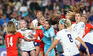 Die portugiesische Torhüterin Ines Pereira (M) wehrt einen Ball ab. - Rafaela Pontes/AP/dpa