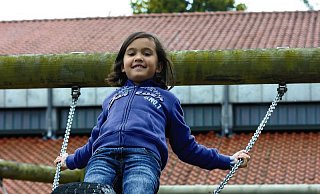 Mit Schwung: Alisa (vorn) und Mia stehen auf zwei der sechs Schaukeln, auf deren Sitzflächen Reifen stecken. - Kristine Greßhöner
