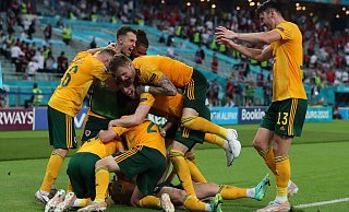 Die Spieler von Wales freuen sich über das 2:0 für ihre Mannschaft. - Foto: Tolga Bozoglu/Pool EPA/AP/dpa