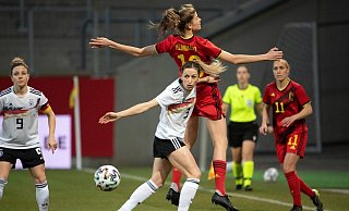 Kathrin Hendrich (l) im Zweikampf mit der Belgierin Marie Minnaert. - Foto: Federico Gambarini/dpa