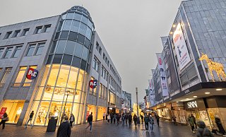 P&C Düsseldorf beabsichtigt, die insolvente Sinn GmbH und damit auch die Bielefelder Filiale (r.) zu übernehmen, dem Insolvenzverwalter wurde ein entsprechendes Angebot unterbreitet. Für den Bielefelder P&C-Standort (l.) direkt gegenüber hat das keine Auswirkungen. - Oliver Krato