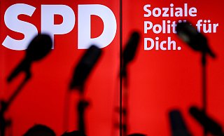 Auf der Suche nach einem Bürgermeisterkandidaten ist die Löhner SPD fündig geworden - und hat jetzt die Qual der Wahl zwischen gleich drei Anwärtern. Wer am Ende als Bewerber vor die Mikrofone tritt, entscheiden die Mitglieder. - picture alliance/dpa
