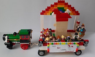 „Bye bye, Mister President“: Die Elferräte Verena und Wilhelm Thonemann schicken mit ihrem Wagen Donald Trump dahin, wo er hingehört. - Ossendorfer Karneval