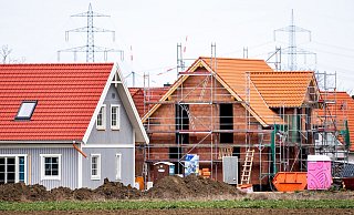 Verbraucher fragen wieder deutlich mehr Immobilienkredite nach. (Archivbild) - Hauke-Christian Dittrich/dpa