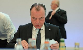 Clemens Tönnies steht nach einem rassistischen Zitat unter Druck. Die Konsequenzen jedoch dürften überschaubar bleiben. - picture alliance / augenklick/firo Sportphoto