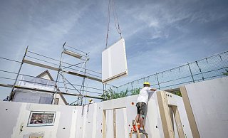 Ein Bauarbeiter arbeitet im Rohbau eines Fertighauses. - Daniel Maurer/dpa