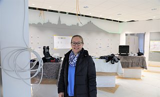Mit Warburger Skyline an der Wand: Apothekerin Dorothee Erbach-Niemann in den neuen Räumlichkeiten am Paderborenr Tor. Dort wird noch kräftig angepackt und eingerichtet. - Simone Flörke