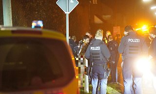 Der mutmaßliche Täter wird von Polizisten abgeführt. Er scheint außer einer Rettungsdecke nichts zu am Leib zu tragen. - FREITAG-TV/Stock