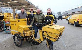 Investor und Vermieter Michael Friemuth (v. l.), Michael Schwartpaul, DHL-Niederlassungsleiter Herford, Markus Köster, Betriebsleiter Paderborn und Standortleiter Eduard Schröder am neuen Zustellstützpunkt im Dörener Feld. - Mareike Gröneweg Investor und Vermieter Michael Friemuth (v. l.), Michael Schwartpaul, DHL-Niederlassungsleiter Herford, Markus Köster, Betriebsleiter Paderborn und Standortleiter Eduard Schröder am neuen Zustellstützpunkt im Dörener Feld. - Mareike Gröneweg