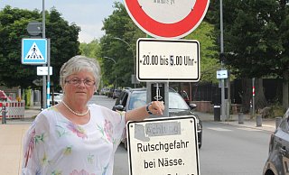 Westkorso-Anwohnerin Sylvia Post findet, dass viel zu viel lärmender Verkehr über die Schützenbrücke rollt. - Ulf Hanke