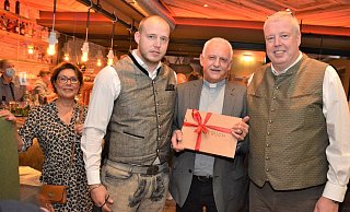 Monsignore Wolfgang Bender (Mitte) hat ein Gästebuch als Geschenk mitgebracht und überreicht es an Philipp Grothaus (l.) und Jörg Grothaus. - Karin Prignitz