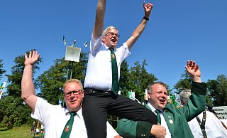 Welch ein Triumph: Gregor Frenz hat den Varenseller Schützenadler bezwungen. Den vorletzten Schuss hatte sein Bruder Hubertus abgefeuert. - Birgit Vredenburg