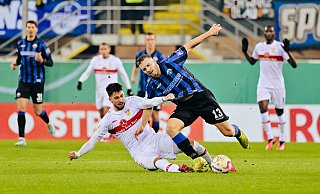 SCP-Akteur Robert Leipertz (r.) macht in dieser Szene Bekanntschaft mit dem Stuttgarter Atakan Karazor. - Besim Mazhiqi