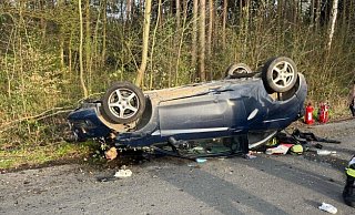 Der Ford überschlug sich bei dem Unfall in Stemwede und blieb total zerstört auf dem Dach liegen. - Polizei Minden-Lübbecke