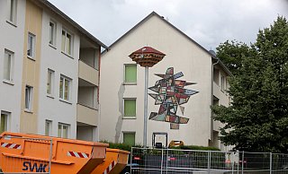 Die Gebäude an der Ulmenstraße werden saniert, da sind die Nester von Schwalben im Weg. Auch nach der Sanierung werden sie dort keine Heimat mehr finden. - Frank-Michael Kiel-Steinkamp