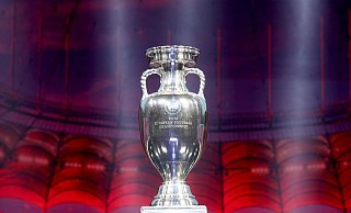 Mit 364 Tagen Verspätung beginnt am Freitag die von der Corona-Krise massiv beeinflusste Fußball-EM in elf Städten. - Foto: Christian Charisius/dpa