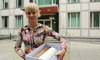 "Ab in die Kiste": Stefanie Hillebrand verwahrt den Archivkarton mit Urkunden und Zeitkapsel im Stadtarchiv. - Ulf Hanke