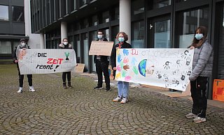 Cai Krys, Emma Rohwetter, Ayman Zribi, Aileen Wichert und Isabell Gawin mit den Plakaten von Fridays for Future vor dem Rathaus - Björn Kenter