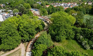 Schlängelt sich durch die Dalke-Aue und über den Westring: Die Brücke in Gütersloh ist ein imposantes Bauwerk. - Benno Schulz Fotografie
