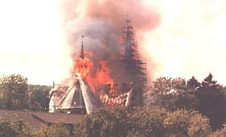 Das Feuer hatte sich auf das gesamte Kirchendach ausgebreitet. - Archiv Kurt Blaschke