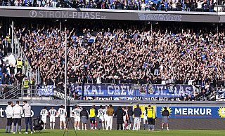 Trotz der abermaligen Niederlage spendeten die Arminia-Fans ihren Profis in Paderborn aufmunternden Applaus. - Teresa Kroeger