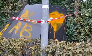 Der mobile Radarwagen des Kreises ist an der B7 bei Warburg-Ossendorf beschmiert worden. - Simone Flörke