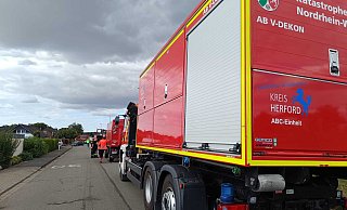 Die Feuerwehr war mit mehreren Wagen am Sonntag, 24. August, in Hiddenhausen. - Claus Frickemeier
