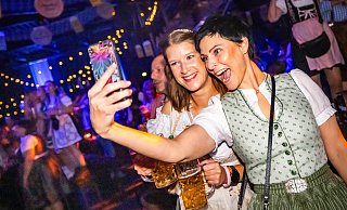 Die Stimmung war überragend am Freitagabend beim 4. Oktoberfest im Lokschuppen. - Sarah Jonek / Jonek Fotografie
