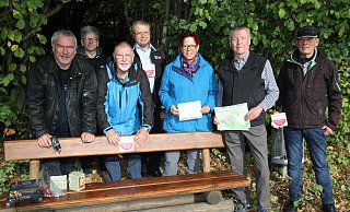 Angebracht wurden die Notfall-Schilder vom Vorstand des Brenkener Heimat- und Verkehrsvereins mit (v. l.) Guido Grzeschke, Paul Claisse, Rolf Schüttelhöfer, Josef Müller, Sabine Pommer, Walter Grabrowsky und Werner Büttner. - Johannes Büttner