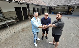 Schulterschluss: Robert Gök (Tur Abdin, v.l.), Michael Horstkötter (FSV Gütersloh) und Dogukan Senel (Türkgücü) bemängeln den Zustand des Kamphof-Gebäudes. - Ludger Osterkamp