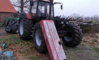 Die Polizei Minden-Lübbecke entdeckte im Januar vier mutmaßlich gestohlene Traktoren auf dem Gehöft in Levern. - Polizei Minden-Lübbecke