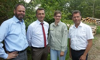 Zur Eröffnung am Abend dabei waren unter anderem Forstamtsleiter Roland Schockemöhle (v. l.), WDR-Wettermann Donald Bäcker, Försterin Imke Lampe (bietet Führungen an) und Bürgermeister Rainer Vidal. - Josef Köhne