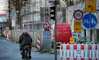 Gefährliche Situation: Radfahrer werden zur doppelten Querung auf der Friedrich-Ebert-Straße aufgefordert. - Andreas Frücht