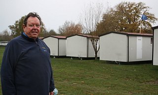 Michael Brusche, Geschäftsführer des Freizeit- und Wohnparks am Lippesee, hat sechs Mobilheime von der Stadt Delbrück gekauft. - Regina Brucksch