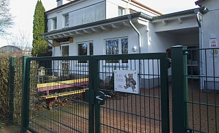 Noch sind die Tore in der Kita Sonnenstrahl geschlossen. Die Sanierungsarbeiten nach dem Brand dauern länger als geplant. - Kirchenkreis Lübbecke/Alexander Kröger
