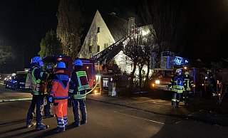Das Haus an der Alten Osnabrücker Straße ist nach dem Brand am Samstagabend nicht mehr bewohnbar. Durch das örtliche Ordnungsamt werden die Bewohner in einem anderen Haus untergebracht. - Thorsten Heß