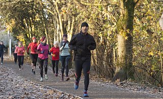 Zum Laufen treffen sich Menschen gerne im Wald. In bestimmten Fällen müssen Kursanbieter dafür jedoch Gebühren zahlen. - picture alliance