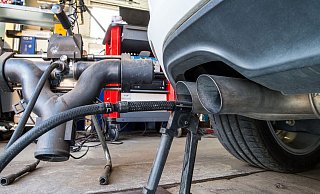 Die Sonde eines Gerätes zur Abgasuntersuchung für Dieselmotoren steckt im Auspuffrohr eines VW Golf 2.0 TDI (Baujahr 2012). - Patrick Pleul/dpa-Zentralbild/dpa