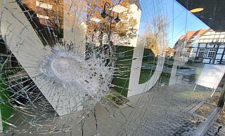 Unbekannte Vandalen zerstörten diese Scheibe des Bünder Stadtmarketing-Büros. - Gerald Dunkel