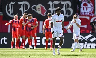 Für den FC hat es nicht zum Klassenerhalt gereicht. Im Hintergrund bejubeln die Heidenheimer eine überzeugende Premierensaison. - Harry Langer/dpa Für den FC hat es nicht zum Klassenerhalt gereicht. Im Hintergrund bejubeln die Heidenheimer eine überzeugende Premierensaison. - Harry Langer/dpa